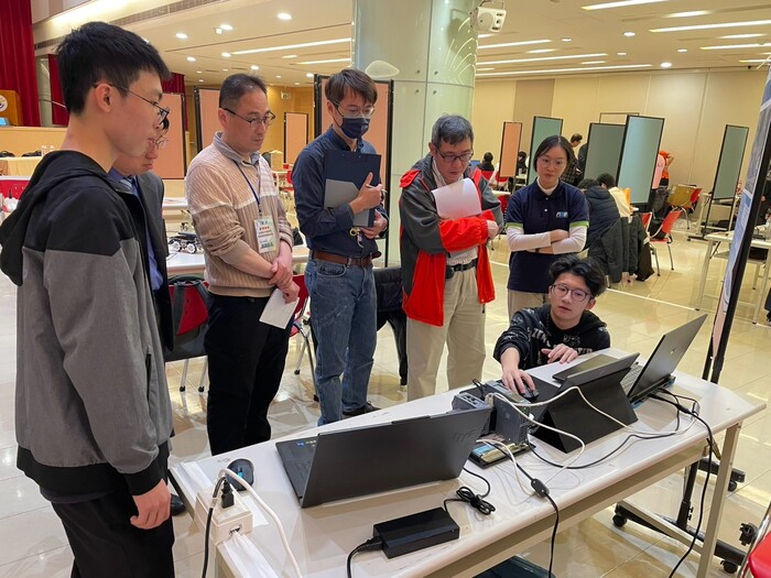 南港高工報名自動化創意組，作品名稱「工業4.0 × IoT 電商協同」，與評審委員互動，並獲得第二名佳績。