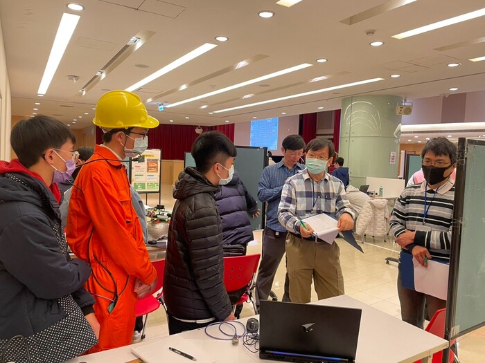 淡水商工報名電機創意組，作品名稱「電氣守護者好幫手-個人裝置及活動即時辨識輔助系統」，與評審委員互動，並獲得第一名佳績。