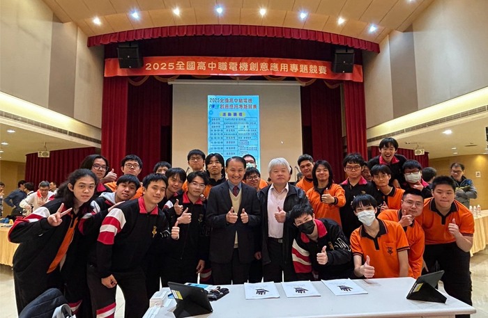 黃茂全校長於比賽前為學生加油鼓勵，與大安高工同學開心合影。
