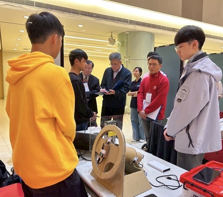 東勢高工報名智慧 應用創意組，作品名稱「安全守護」，與評審委員互動，並獲得佳作。