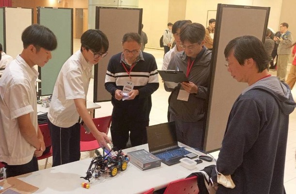淡水商工報名電機科技創意組，作品名稱「Omni-Guard」，與評審委員互動，並獲得佳作。