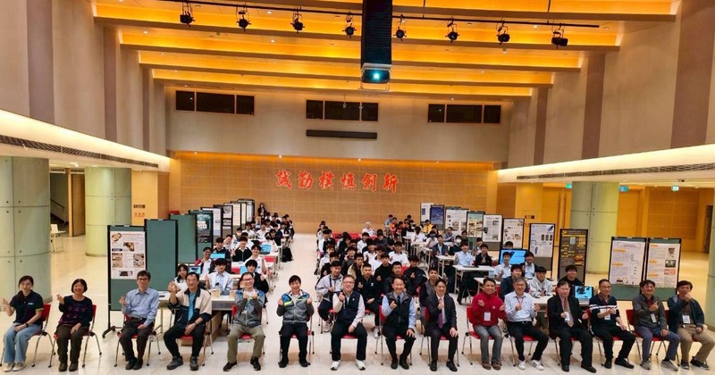 黃茂全校長帶領本校電機工程系師長與評審委員及各高中職師生大合照留念